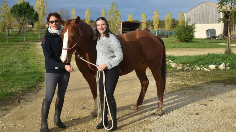 Léa,  monitrice et spécialiste en équitation  éthologique