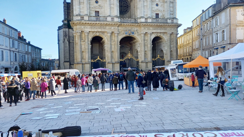 Journée internationale contre les violences faites aux femmes : les 121 victimes ont eté énumérées sur le parvis de la cathédrale