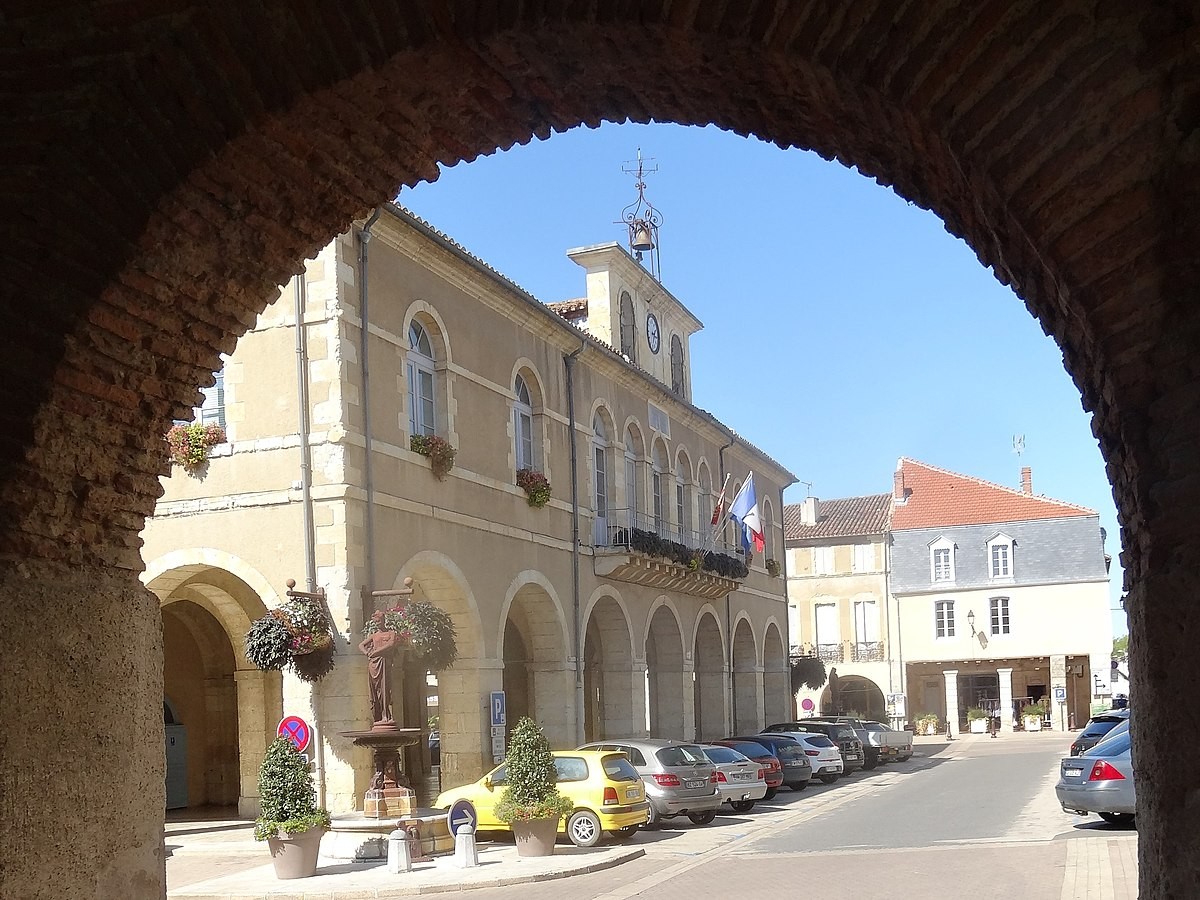 Fleurance_2018_09_-_Arcade_et_halle-hôtel.jpg