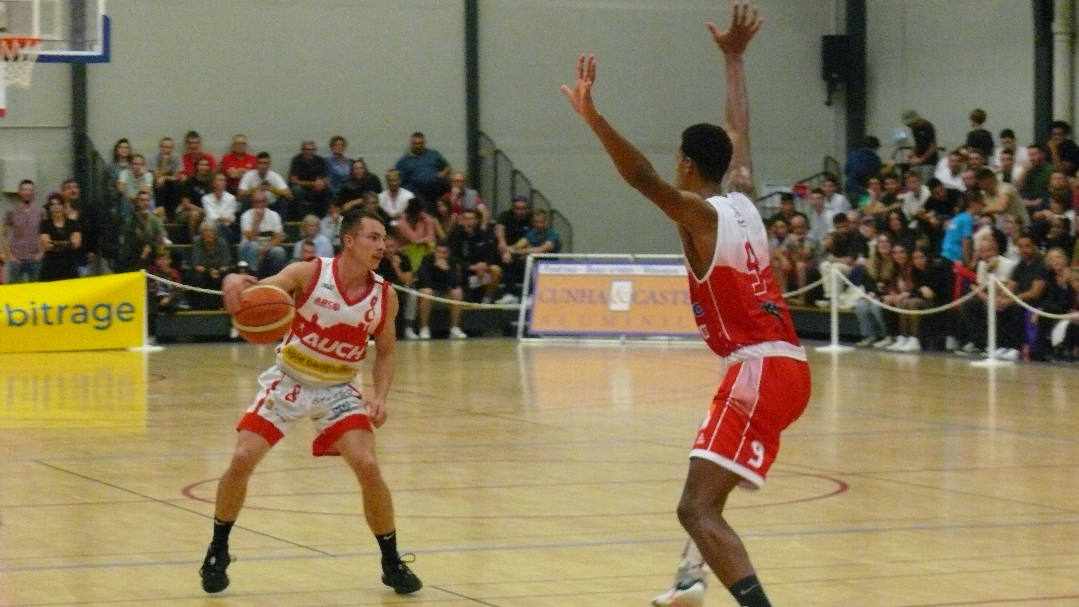 Thomas Lannelongue, meilleur marqueur avec 20 points, face au pivot Mohamed Aboussalam (2,05m).