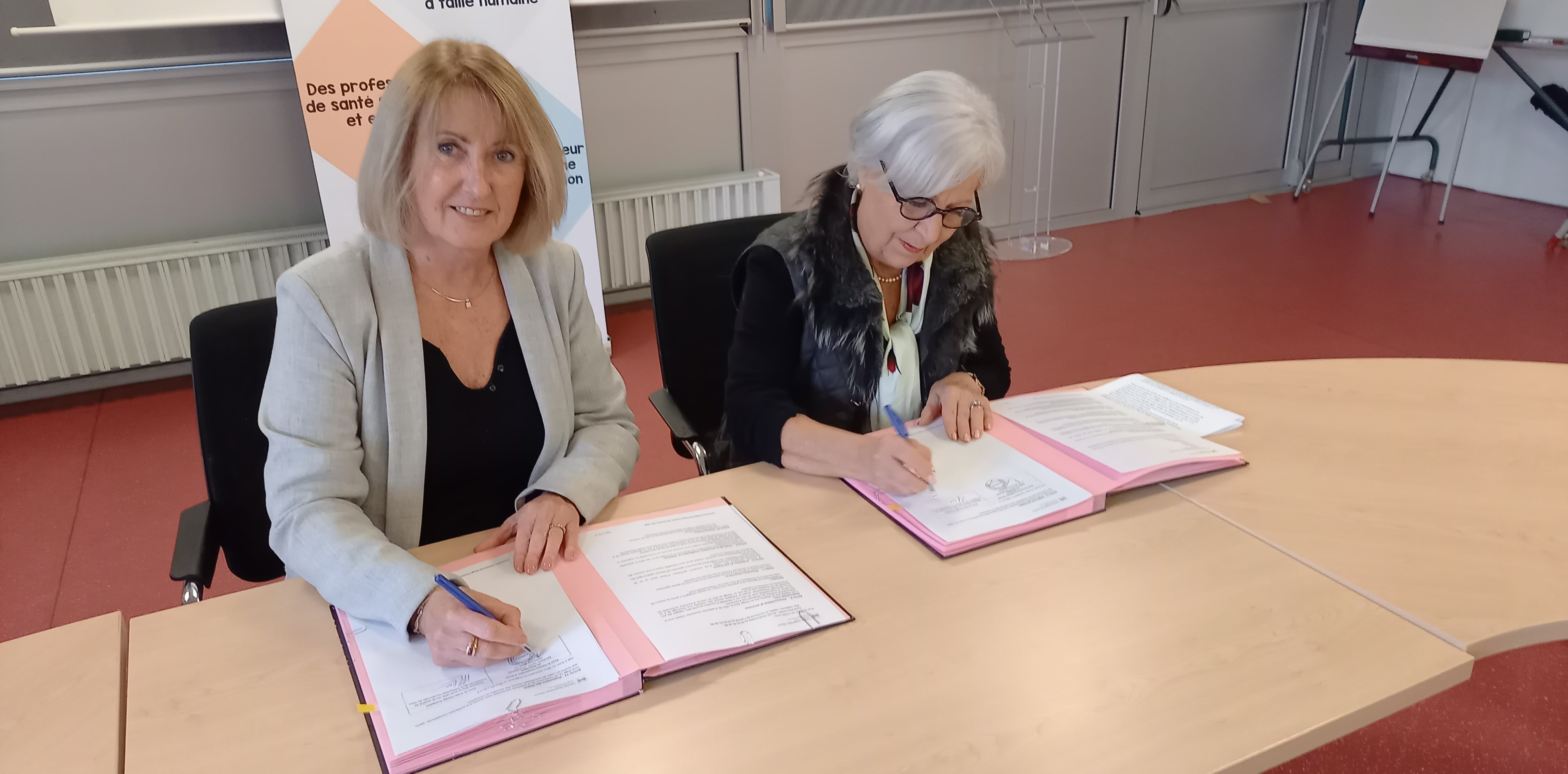 Sylvie Lacarrière, directrice de l'hôpital, et Marie-José Lier, présidente de la Croix-Rouge, ont signé la convention.