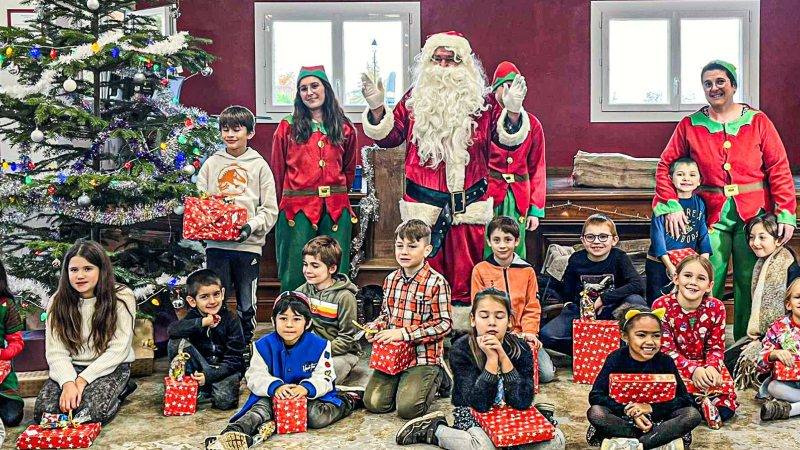 Le Père Noël est arrivé par surprise à Sorbets avec ses lutins