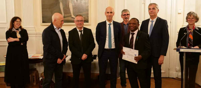 Cérémonie de remise des médailles de la Jeunesse et des Sports: Abdou A. de l'UAV Foot parmi les récipiendaires.