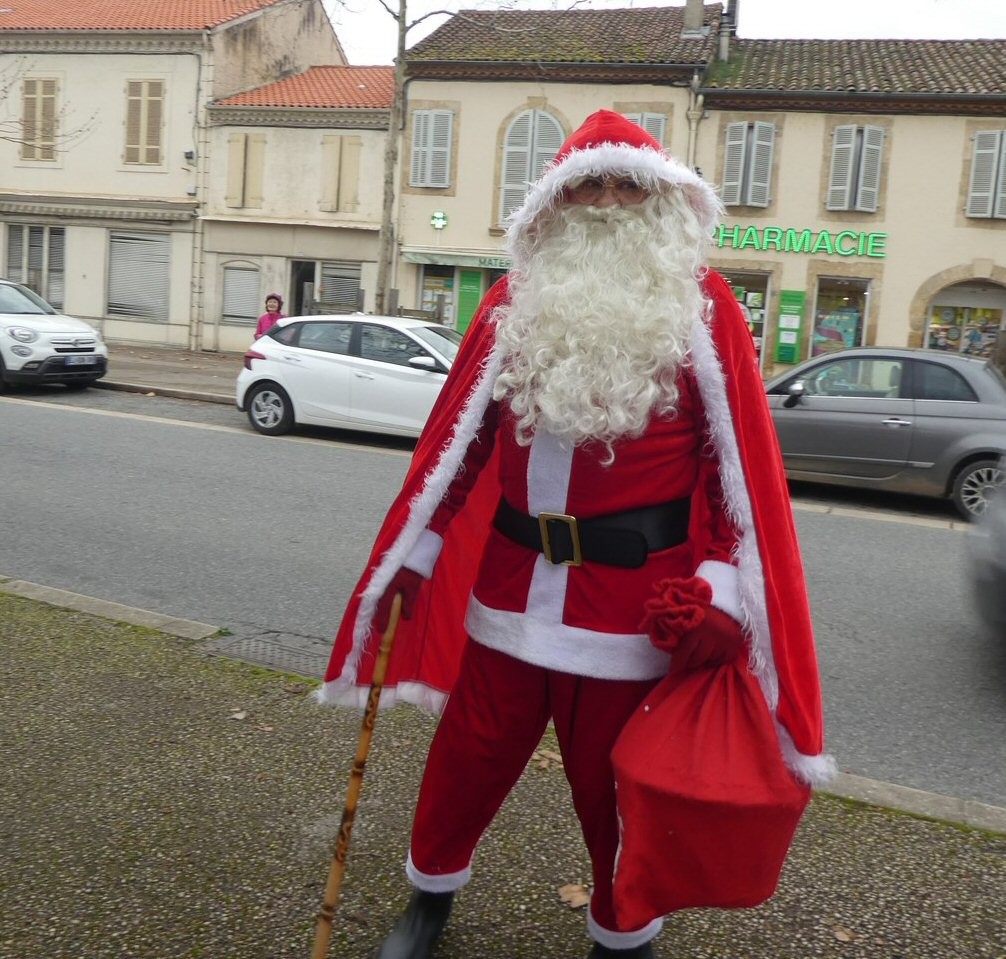 Un superbe Père Noël , prêt à découvrir les commandes