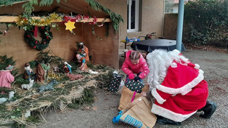 Quand le père Noël passe par la crèche