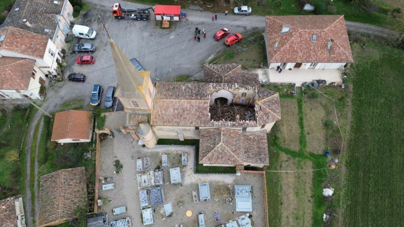 Suite à l'effondrement de la toiture de la nef de l'église, un périmètre de sécurité a été élargi