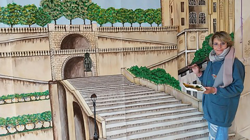 Une peintre vicoise réalise le fond du décor de la crèche d'Aubiet
