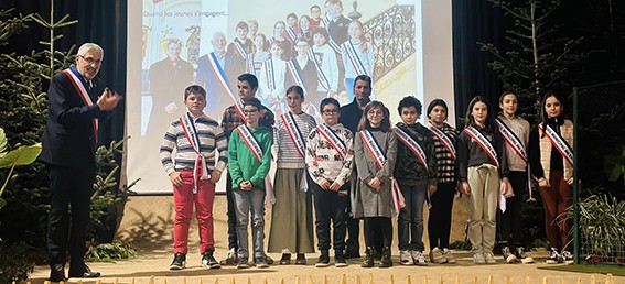 le maire et le conseil des jeunes lectourois