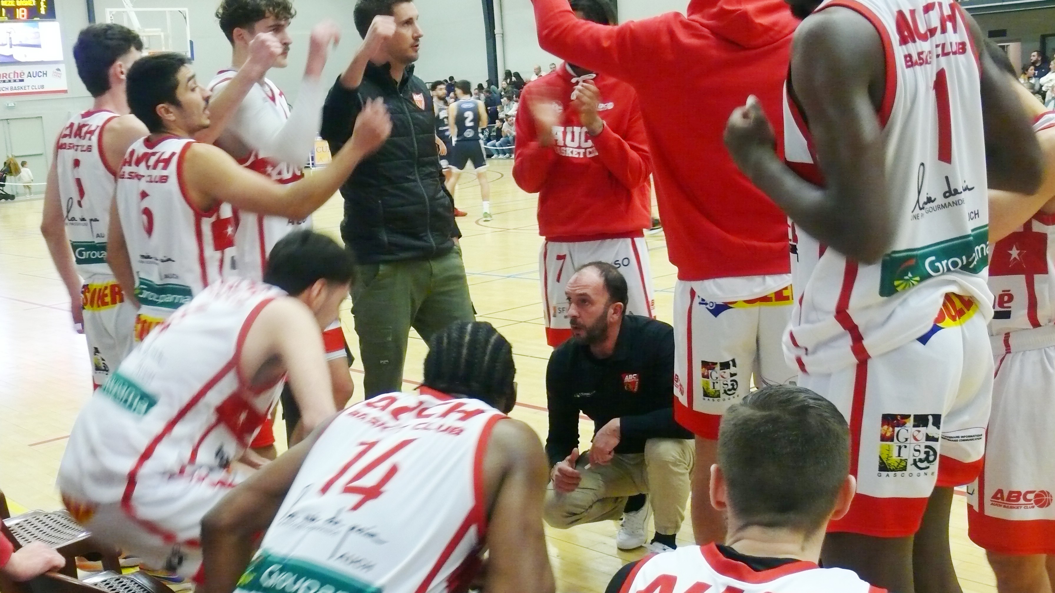 Jérôme Séailles remotive les joueurs.