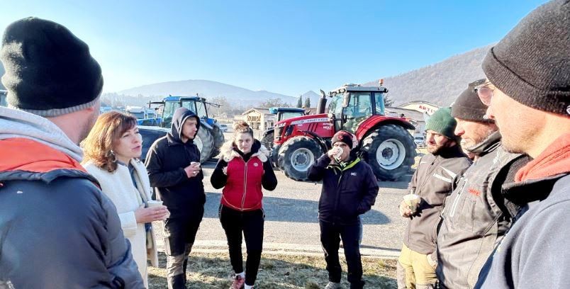 Carole Delga en discussion avec les agriculteurs. Photo : Région Occitanie