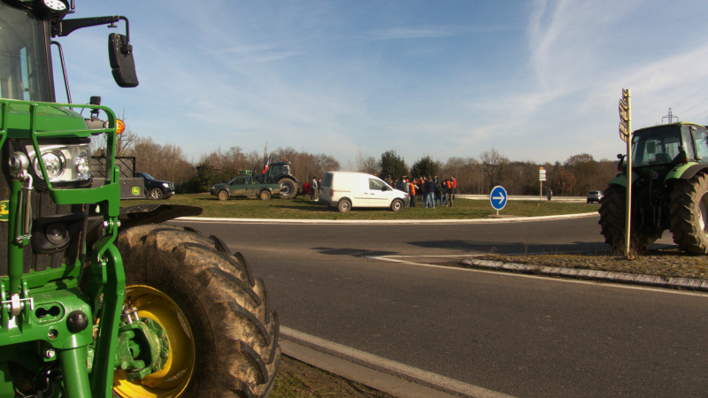 Les agriculteurs en colère au rond point de Pavie