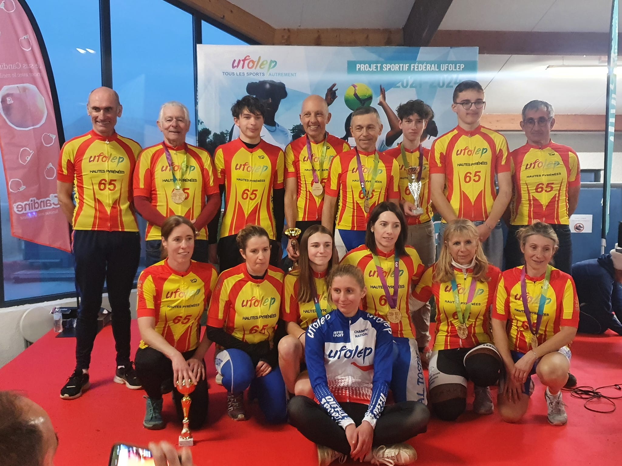 LOLA revêtue de sa tunique tricolore au milieu ses amies cyclistes des Hautes Pyrénées