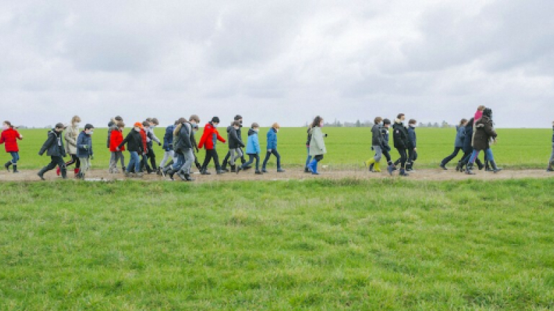 Les enfants sèment l'avenir en plantant 450 arbres chez une agricultrice du Gers