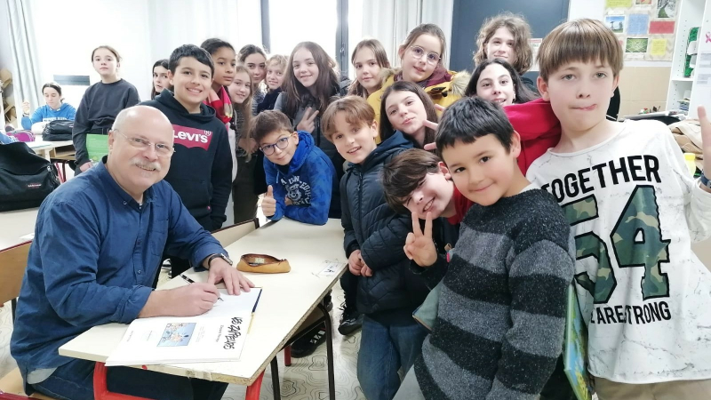 Le dessinateur Serge Ernst devant les 6èmes du collège Ste Marie