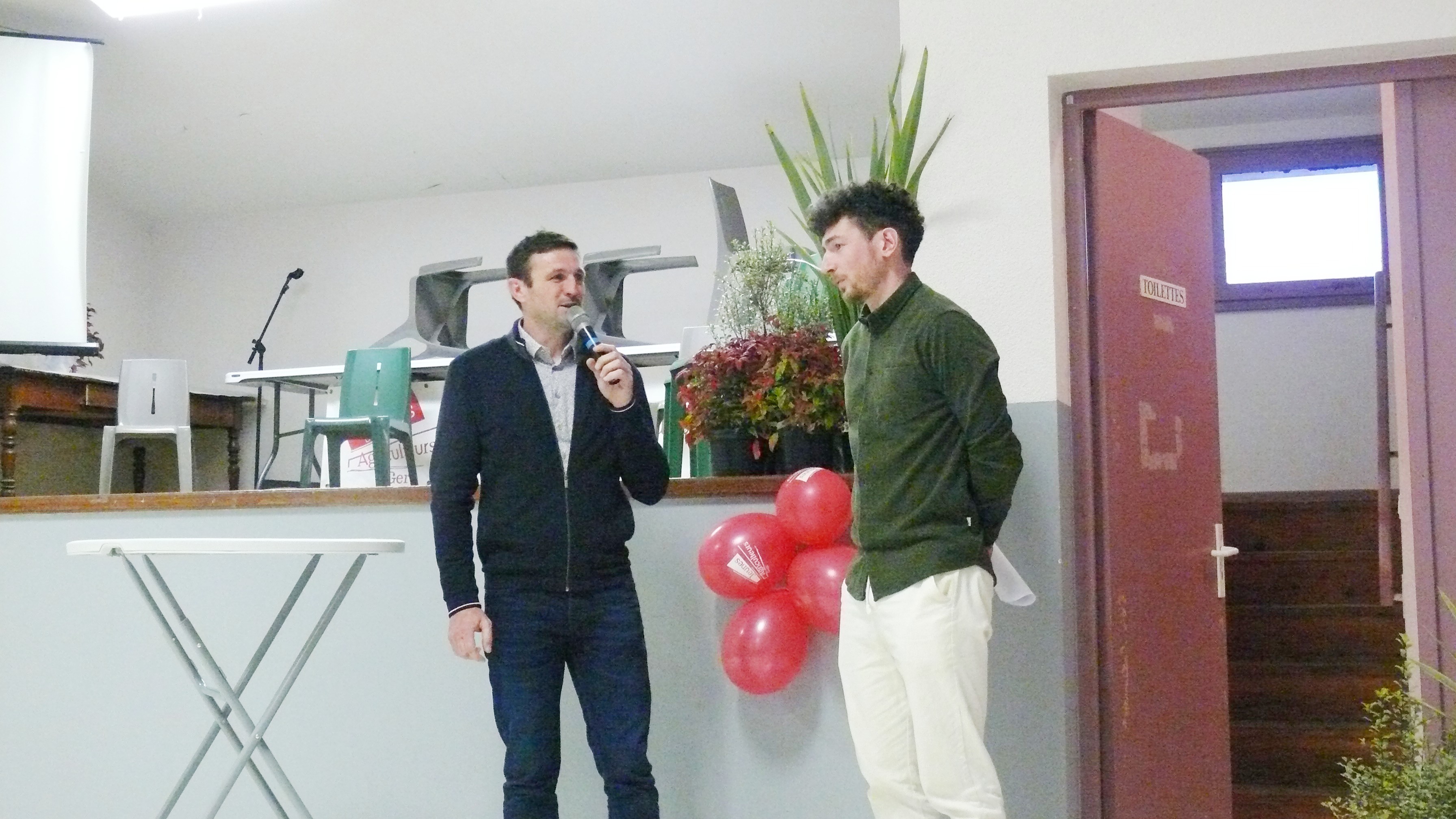 Passation de pouvoir entre Xavier Duffau et Guillaume Fauqué.