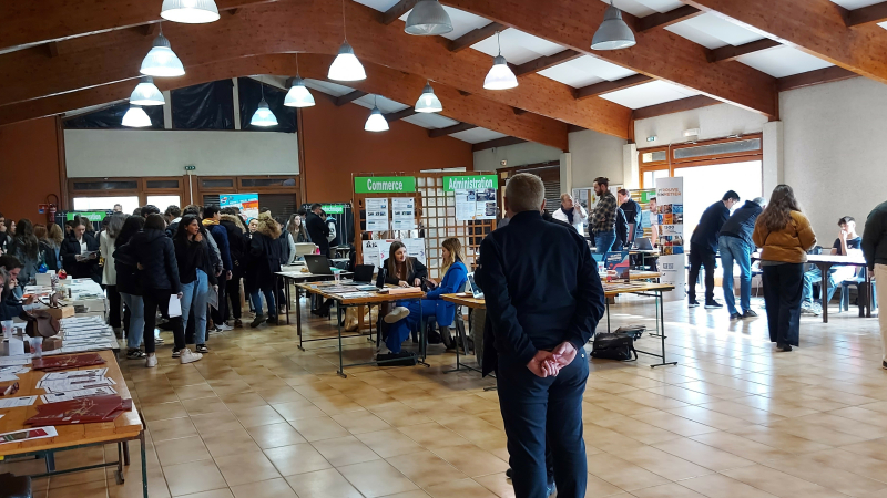 Près de 700 élèves de 3e peaufinent leur orientation sur le forum des formations !