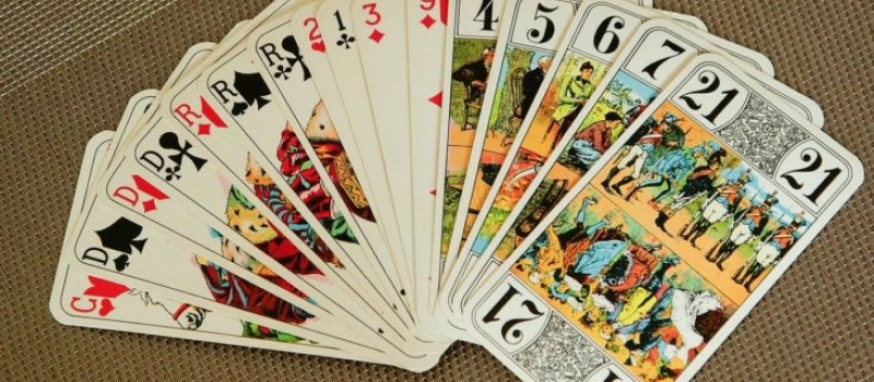 Venez vous initier au jeu du tarot avec Vic Accueil !