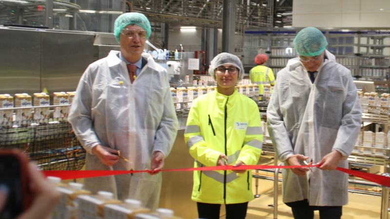 Danone inaugure une nouvelle usine à Villecomtal sur Arros