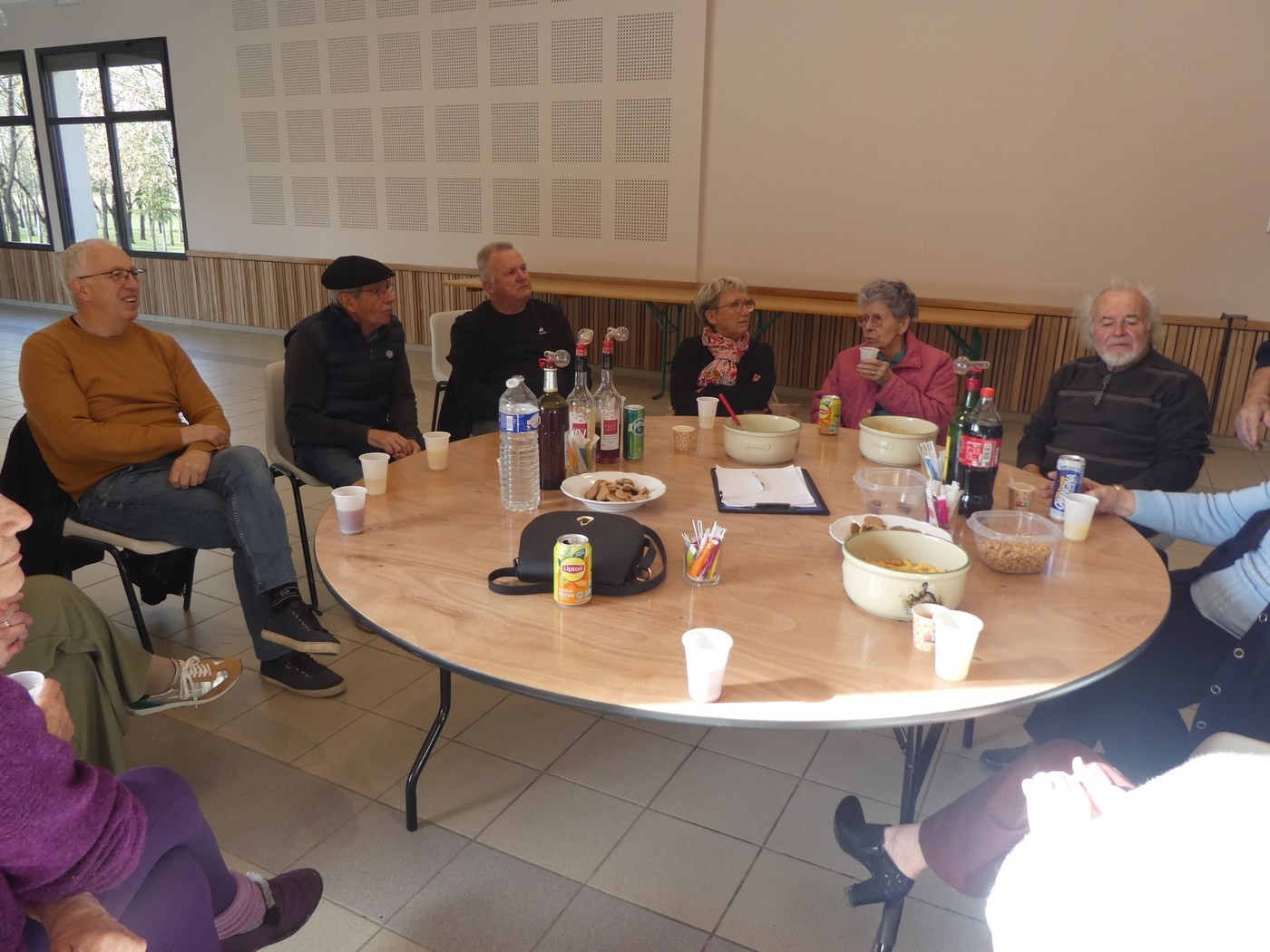 Chaque dimanche matin , c'est une table ronde entre villageois