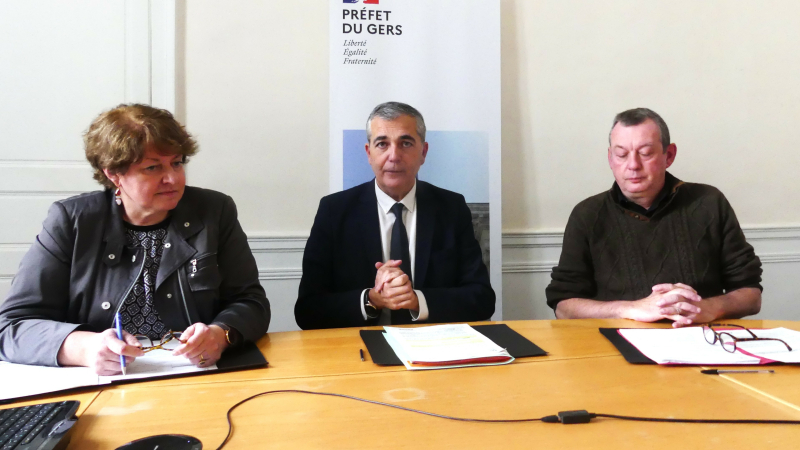 Les préfets se rendent au contact des agriculteurs tout le week-end", indique Matignon.