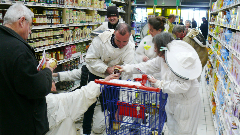 Opération coup de poing des apiculteurs gersois dans deux supermarchés