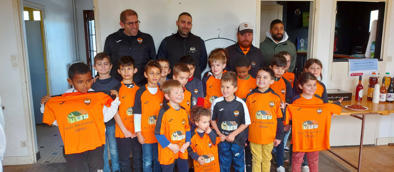 UAV Football : des maillots flambant neufs pour les U7 et les U9 grâce à NJC Maçonnerie