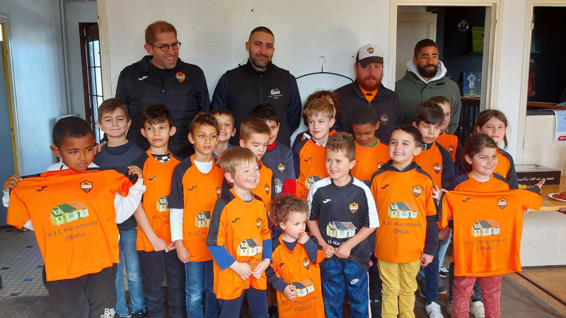 UAV Football : des maillots flambant neufs pour les U7 et les U9 grâce à NJC Maçonnerie