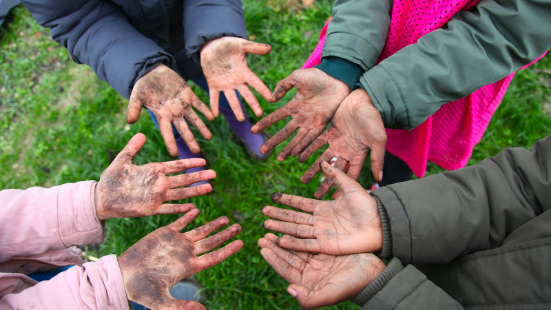 Les enfants sèment l'avenir en plantant 350 arbres chez une agricultrice dans le Gers