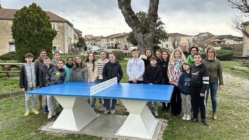Le Conseil des jeunes inaugure la table de ping-pong