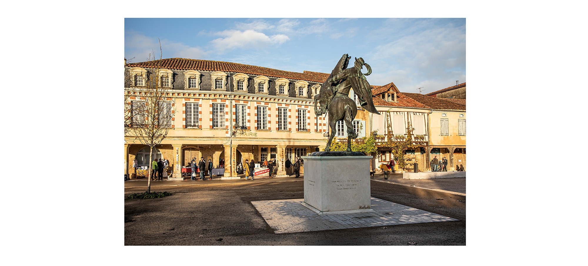 0 Les couverts de la mairie depuis la statue équestre de d'Artagnan 1bis 121220 copie.jpg