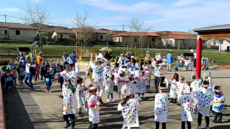 Un Carnaval des écoles haut en couleurs.