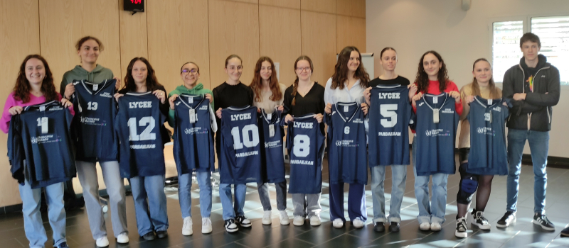 La remise de maillots de basket  par la CPAM, une parenthèse empreinte de joie et de fierté pour une équipe  débordante d'enthousiasme