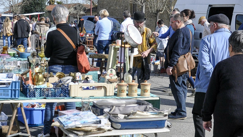 Un vide-greniers ensoleillé