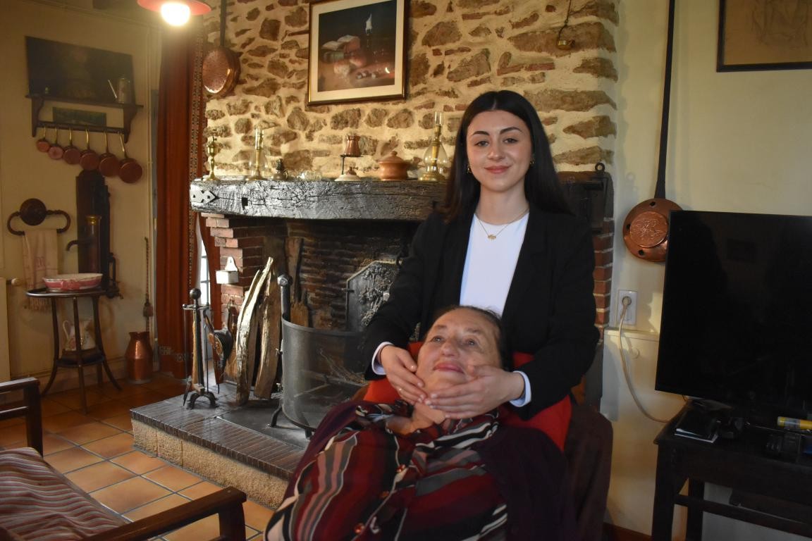 Eugénie prodigue ses soins à domicile.