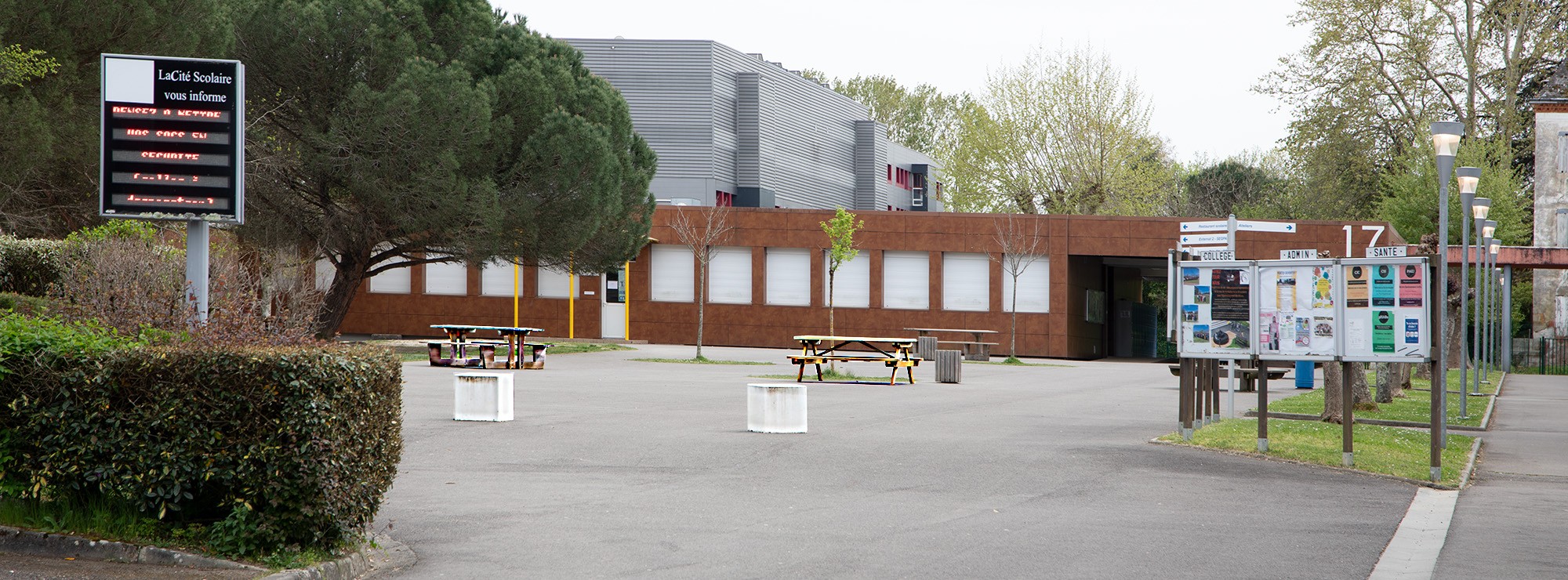 1 Cour de la cité scolaire 1bis 060424.jpg
