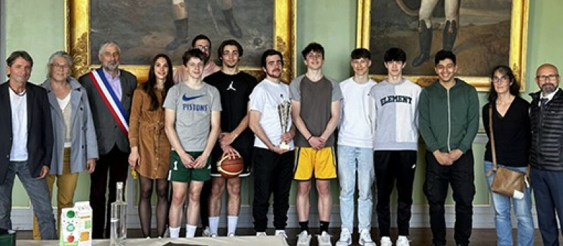 Réception en mairie de l’équipe de Basket du lycée Marechal Lannes,