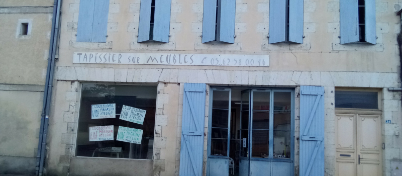 Vide-magasin et atelier de tapissier à Vic !