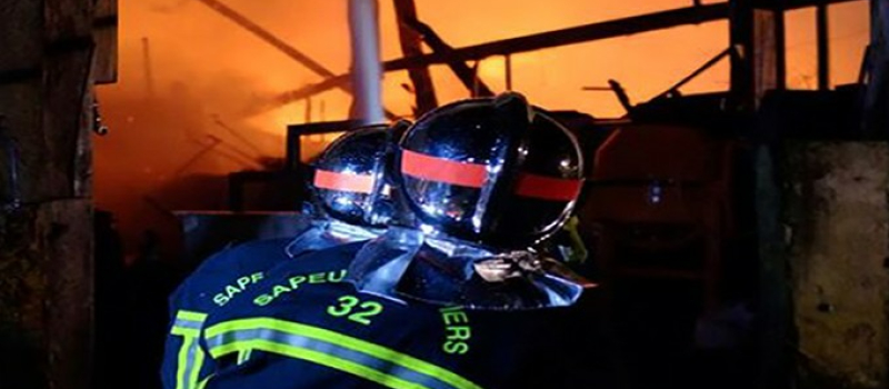 Un hangar et une maison en partie la proie des flamme