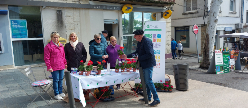«Journée fleurs» de l'ADMR sur le marché vicois