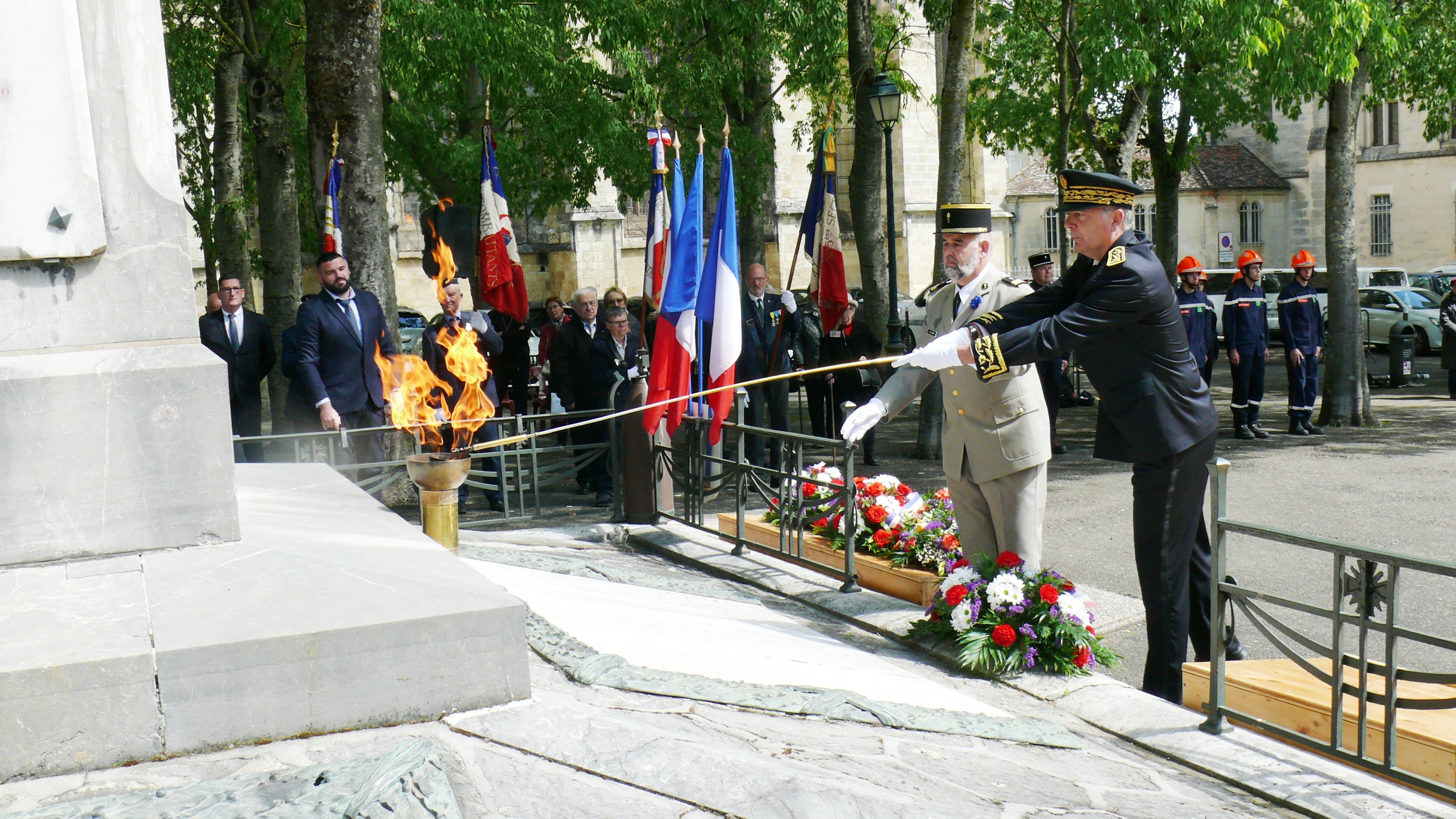 Ravivage de la flamme par le préfet du Gers et par le capitaine, Jean-Christophe Caubet.