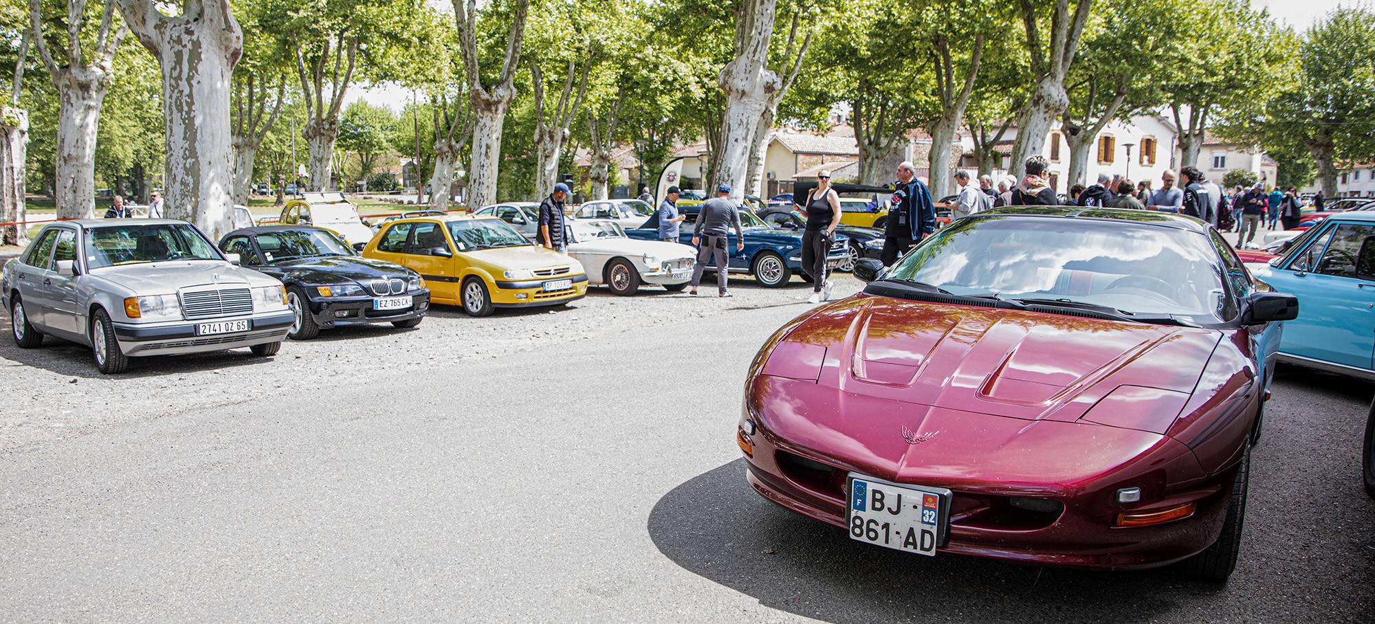 00 Rangée de concurrentes au Tour Auto 250424.jpg