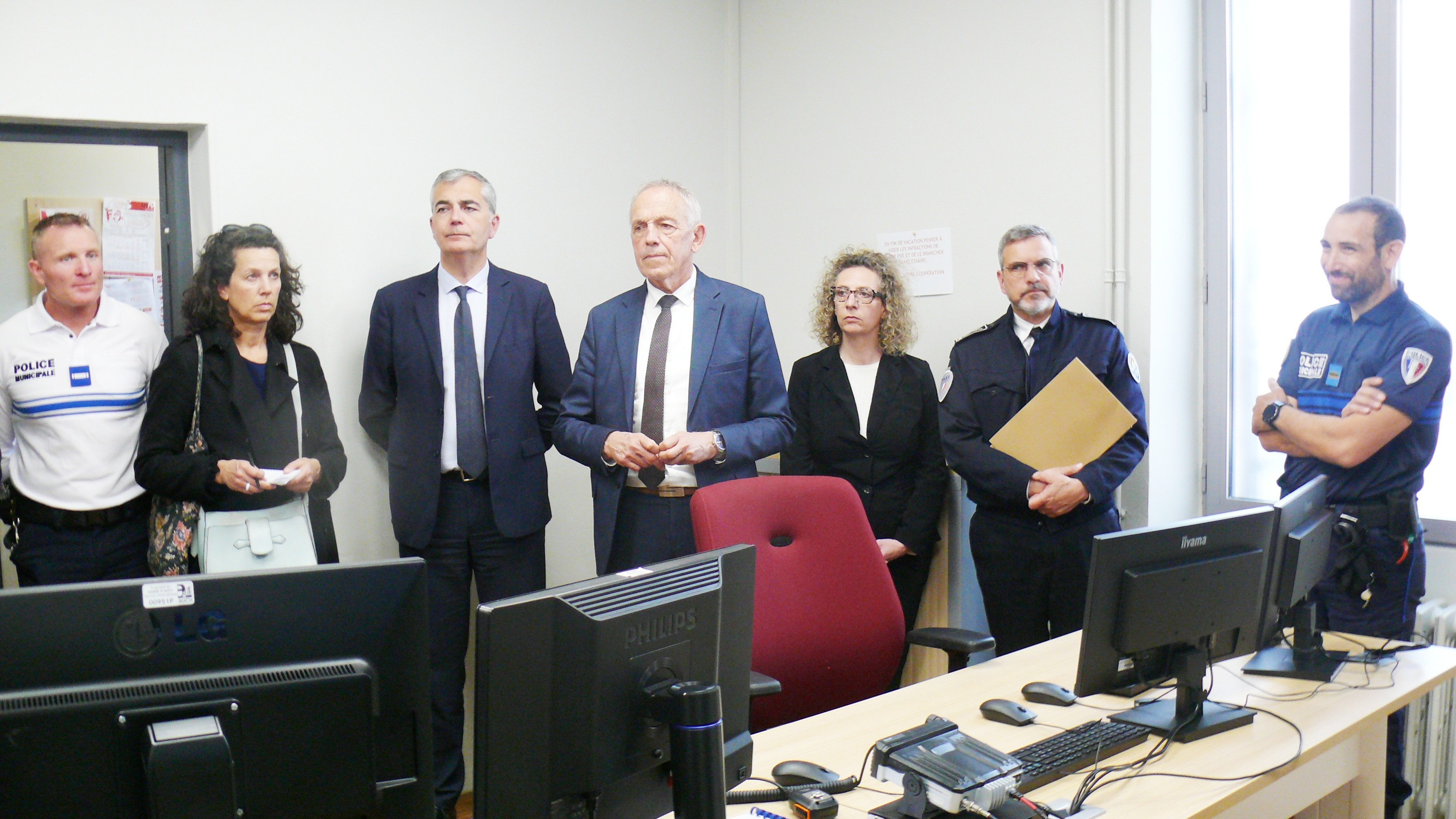 Les personnalités découvrent les six écrans du centre de supervision urbain