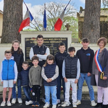 LES ENFANTS DEVANT LE MONUMENT .jpg