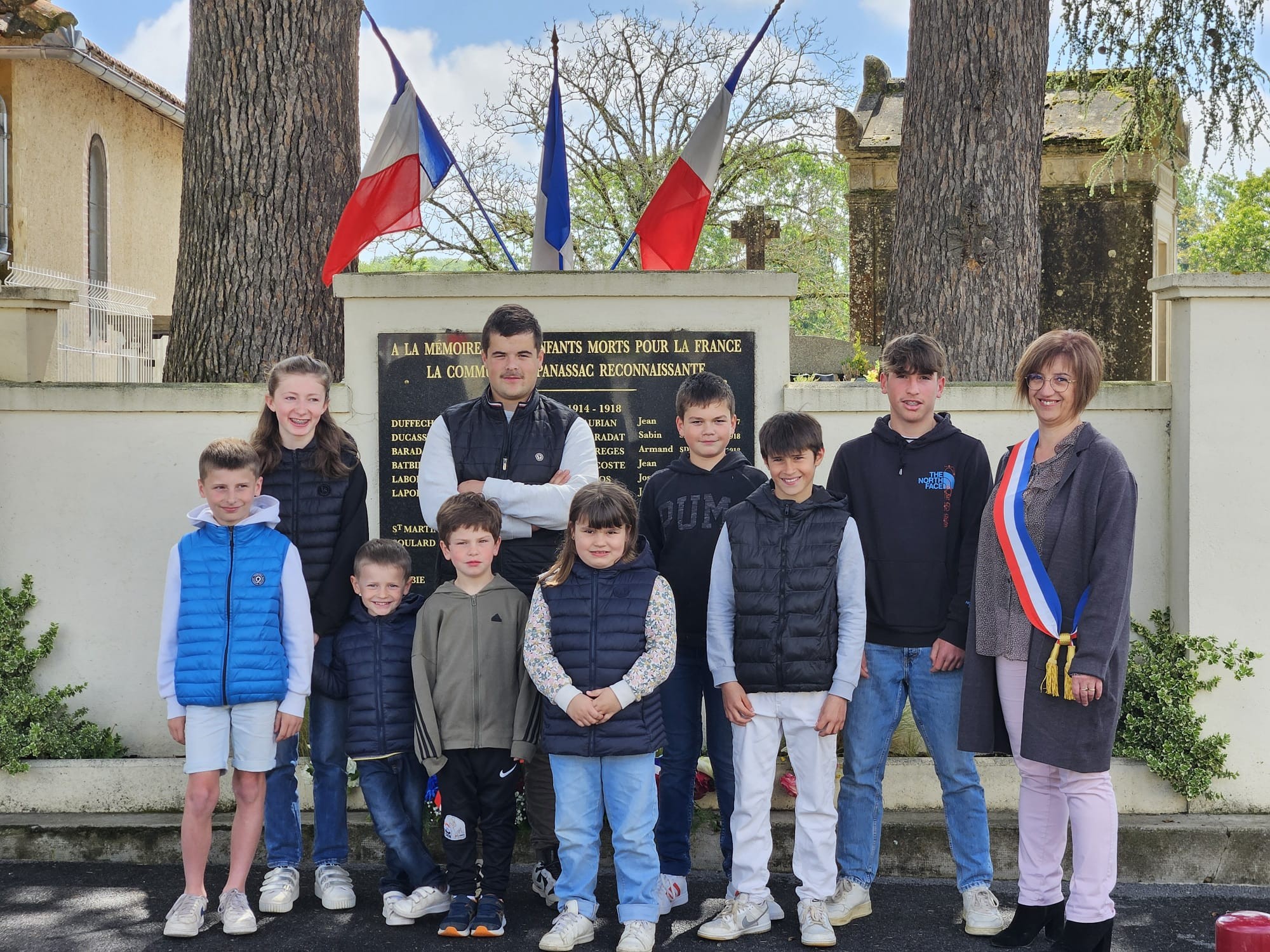 LES ENFANTS DEVANT LE MONUMENT .jpg