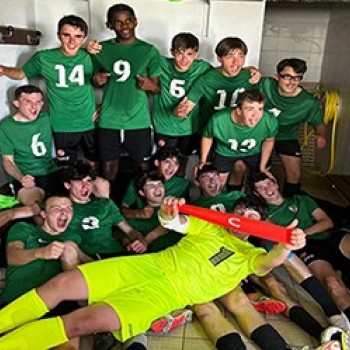 U17-1 le 11 mai 24 à Preignan victoire en demi finale de la Coupe la joie dans les vestiaires (003).jpg