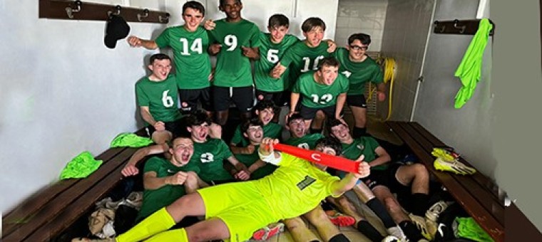 U17-1 le 11 mai 24 à Preignan victoire en demi finale de la Coupe la joie dans les vestiaires (003).jpg