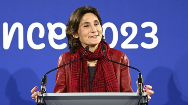 La Ministre des Sports et des Jeux olympiques et paralympiques, Amélie Oudéa Castera au départ de la flamme olympique,