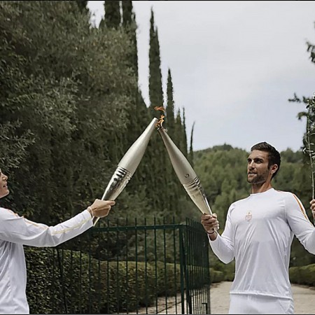 0 Photo Alkis Konstantinidis Reters Laure Manaudou le 140424 reçoit la flamme de Stefanos Ntouskos aviron  1bis.jpg