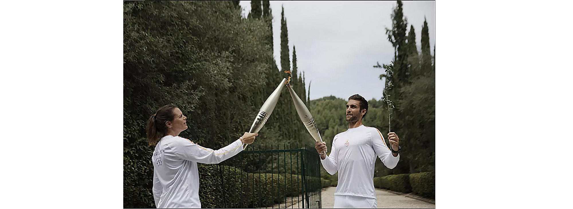 0 Photo Alkis Konstantinidis Reters Laure Manaudou le 140424 reçoit la flamme de Stefanos Ntouskos aviron  1bis.jpg