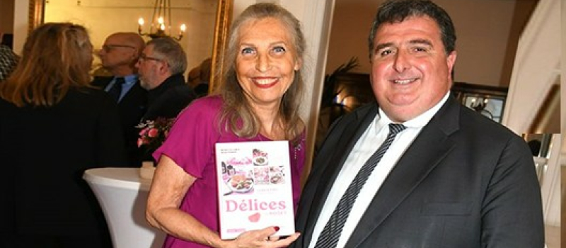" Délices de roses " un livre de recettes plus originales les unes que les autres concoctées par l'écrivain Michèle Villemur.